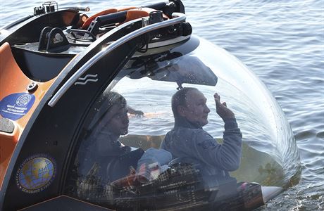 Vladimr Putin se potopil k vraku sovtsk ponorky.