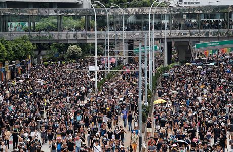 Nedln protesty v Honkongu