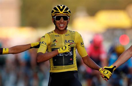 Kolumbijec Egan Bernal dovezl bezpen lutý trikot do Paíe a jako první...