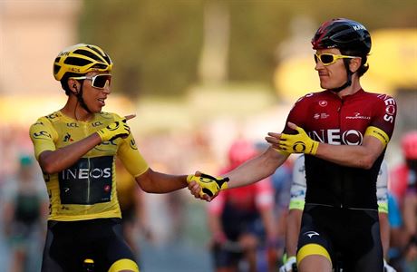 Egan Bernal slaví vítzství se stájovým kolegou Geraintem Thomasem z Británie.