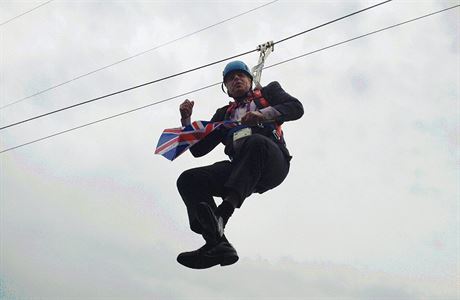 Londýnský starosta Boris Johnson piel fandit sportovcm o Victoria parku,...