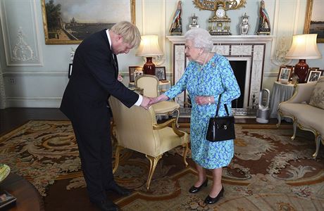 Královna Albta povila Borise Johnsona sestavením vlády.