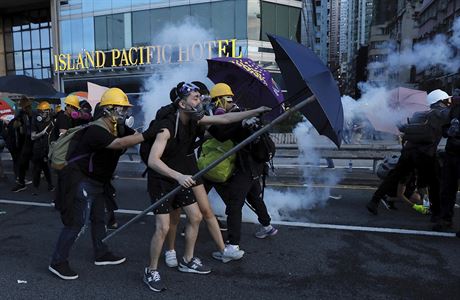 Policie v Hongkongu opt pouila slzn plyn.