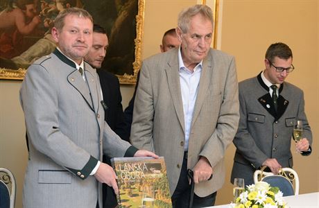 editel Lesní správy Lány Milo Balák (vlevo) s prezidentem Miloem Zemanem.