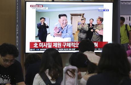Lidé sledují televizní zpravodajství, v nm severokorejský vdce Kim ong-Un...