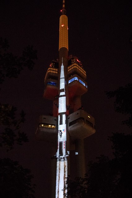 Po krátkém úvodu se jeden z tubusů věže změnil v nosnou raketu lodi Saturn V,...