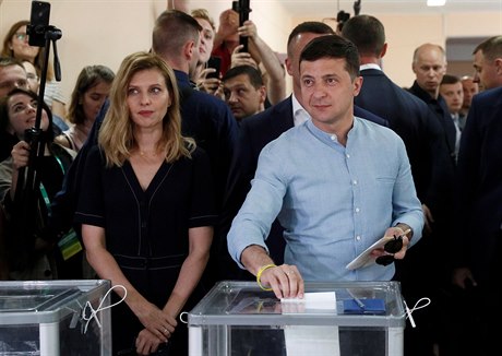 Ukrajinský prezident Volodymyr Zelenskyj volí v parlamentních volbách. Vlevo je...
