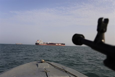 Pohled ze lunu íránských gard, je se blíí k tankeru Stena Impero, který se...