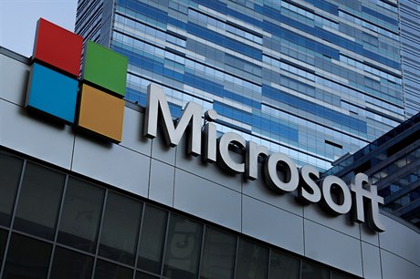 Logo spolenosti Microsoft, které se tyí nad divadlem Microsoftu v Los Angeles.