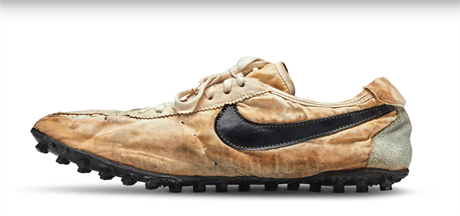Tenisky „Moon Shoe“ od firmy Nike, které byly v aukci vydraženy za rekordní...