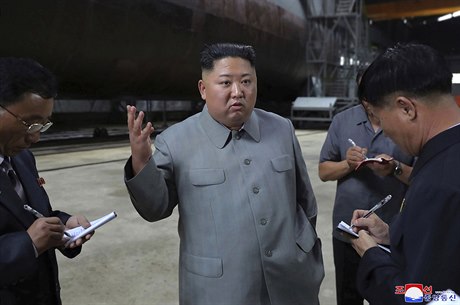 Kim ong Un hovoí na inspekci v továrn na výrobu ponorek.