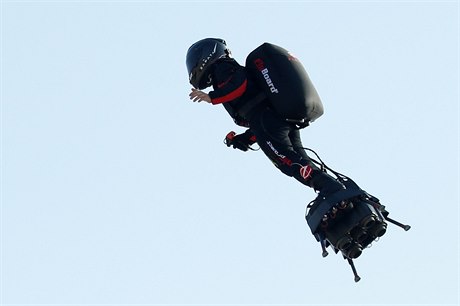 tyicetiletý francouzský inovátor Zapata pi svém pokusu pelett na flyboardu...