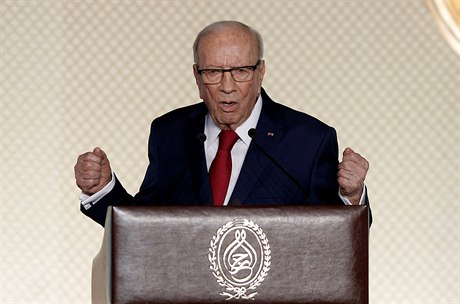 Dnes zesnulý tuniský prezident Sibsí hovoí k publiku (2017).