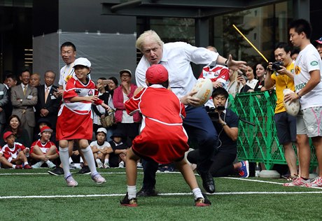 Boris Johnson těsně před srážkou s mladíkem, se kterým hraje rugby.