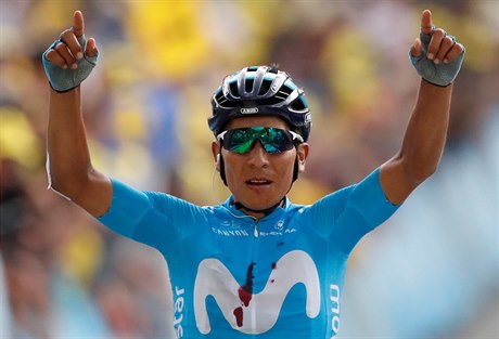 Nairo Quintana oslavuje vítězství v dojezdu první alpské etapy.