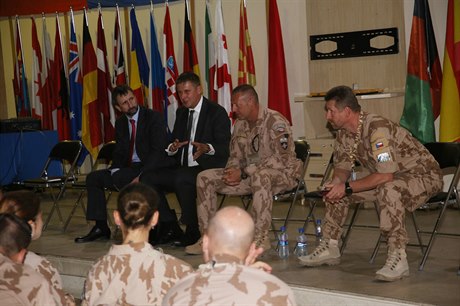 eský ministr zahranií Tomá Petíek (druhý zleva) navtívil Afghánistán. V...