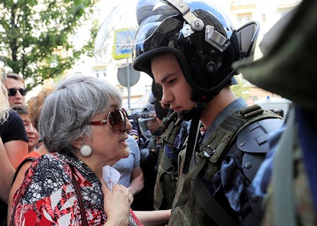 ena mluvící s policistou.