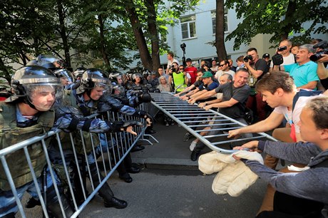 Stet bezpenostních sloek s demonstranty u moskevské radnice.Nepovolenou...