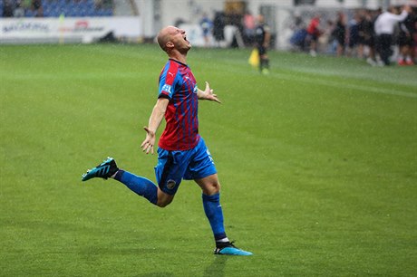 Michael Krmenčík se raduje z gólu.