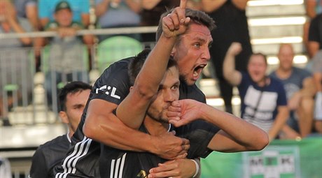 Milan Jirásek (vepředu) se raduje z gólu Baníku spolu s Adamem Jánošem.