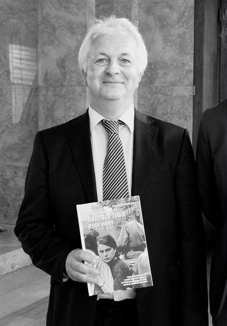 Historik Ivo Pejoch s knihou Okupace 1968 a její obti, na které...