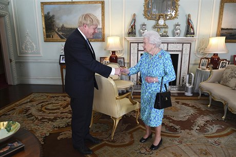 Boris Johnson na setkání s královnou.