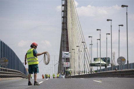 Statické a dynamické zátové zkouky lanového mostu na Jiní spojce.