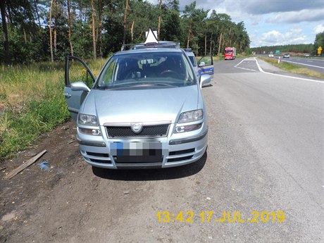 Automobil eské rodiny, který zstal stát u dálnice v Polsku.