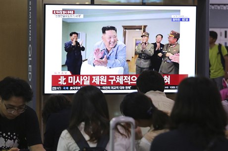 Lidé sledují televizní zpravodajství, v nm severokorejský vdce Kim ong-Un...