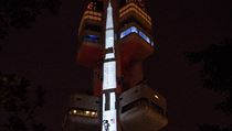 Po krátkém úvodu se jeden z tubusů věže změnil v nosnou raketu lodi Saturn V,...