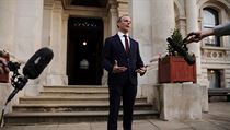 Dominic Raab vystoupil ped budovou ministerstva zahrani pro Velkou Britnii...