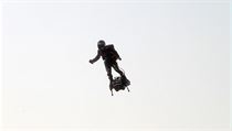 Čtyřicetiletý francouzský inovátor Zapata při svém pokusu přeletět na flyboardu...