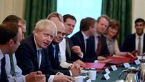 Premir Boris Johnson pod prvn schzi svho kabinetu v Downing Street v...