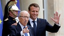 Francouzsk prezident Emmanuel Macron doprovz tuniskho prezidenta Al-Bd...