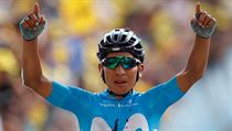 Nairo Quintana oslavuje vítězství v dojezdu první alpské etapy.
