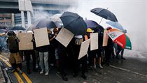 Demonstranti se pipravili na boj s polici.