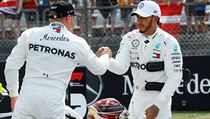Lewis Hamilton p�ij�m� gratulace od Valtteri Bottase k v�t�zstv� v kvalifikaci.