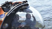 Vladim�r Putin se potopil k vraku sov�tsk� ponorky.