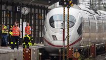Záchranáři a požárníci u vlaku ICE ve Frankfurtu.