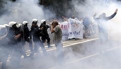 Policie proti extrémistům, kteří chtěli  zablokovat pochod LGBT, použila slzný...