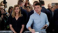 Ukrajinský prezident Volodymyr Zelenskyj volí v parlamentních volbách. Vlevo je...