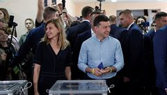 Ukrajinský prezident Volodymyr Zelenskyj se svou enou ve volební místnosti v...