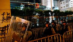 Proti demonstrantm v Honkongu zakroila policie.