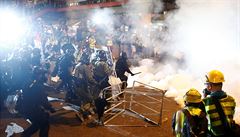 Policie zasahuje proti nepokojm v ulicích Hongkongu.