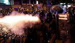 Policie usmruje davy protestujících lidí na demonstraci v Hongkongu.