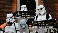 Lidé pevleení za stormtroopery ze ságy Star Wars protestují ped pracovnou...