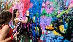 Lennonovu zeď v Praze zakryje lešení. Za čtvrt milionu dostane nový kabát a stane se hlídanou galerií