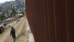 len národní gardy steí hranici mezi Spojenými státy a Mexikem.