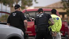 Masivn ztah proti neleglnm migrantm v USA? Trump sliboval deportaci milion, zatm jich zatkli 35