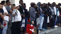 Lidé čekají ve frontě podél hranice v Tijuaně, aby si mohli podat žádost o azyl... | na serveru Lidovky.cz | aktuální zprávy